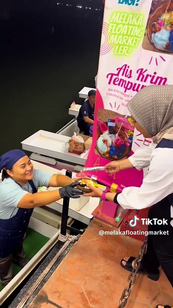 Pengalaman Menarik di Melaka Floating Market dan Windmill Pink Market
