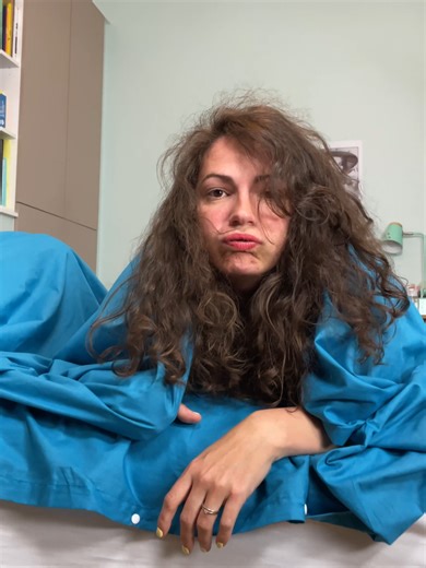 On a tous cette tête quand on essaie de mettre une housse de couette… et qu’on perd le combat en 3 secondes 😭 Hopoli existe pour que ça n’arrive plus jamais ! #hopoli #enfilecouettehopoli #houssedecouette #madeinfrance #concourslépine #couette #astuce #lingedemaison #linge #galere #humour #couple #disputedecouple