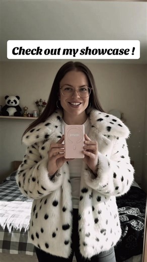 This is the SYNCO XView M4 selfie monitor, designed for creators who want better framing without switching cameras. It magnetically attaches using MagSafe and mirrors your phone screen in real time. 📸📸📸 #content #contentcreator #ttshop #showcase #friyay