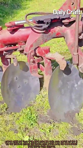 대형 트랙터와 디스크 쟁기를 활용한 효율적인 농지 정비 과정 #worker #process #farming #cultivation #tractor