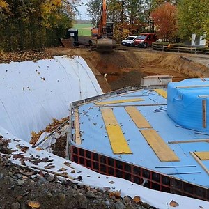 Hier kommt ein kurzes Update zu unserer aktuellen Baustelle 🏗. Im Bayern-Park entsteht der höchste Freifallturm Süddeutschlands 😃 Inzwischen wurde das restliche Fundament gegossen. Hierfür waren 150 m³ Beton nötig. Ihr findet das Baustellentagebuch auf unserer Homepage unter: https://www.bayern-park.de/de/service/freefall_bautagebuch/ . #bayernpark #freizeitpark #höchsterfreifallturmsüddeutschlands #nervenkitzelliebhaber #topnews #baustellenupdate #beton #adrenalinejunkies #esgehtvoran | Bayer