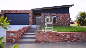 ‼️ FOR SALE ‼️ 60 Willow Drive, Wangaratta Contemporary and stylish living 3 bed 🛏️ 2 bath 🛁 2 car 🚗 $475,000 For more information, visit our website: http://bit.ly/60WillowDriveWangaratta or give the office a call to arrange your private inspection. 03 5721 7995 📞 | Insite Real Estate