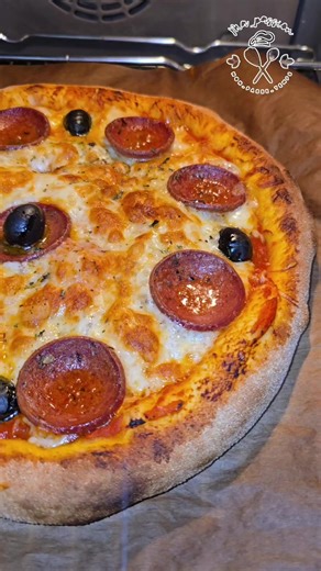 Pizzas maison ultra moelleuses 🥣 Pâte (pour 2 pizzas) 500 g de farine T45 (Francine) 300 g d’eau tiède 5 g de levure sèche 3 c. à s. d’huile d’olive 1 c. à s. de sucre 1 c. à c. de sel 👩‍🍳 Préparation Mélanger tous les ingrédients jusqu’à obtenir une pâte homogène. Laisser reposer 2 heures à température ambiante. Dégazer, former 2 boules et les fariner légèrement avec de la semoule extra fine. Étaler en gardant un bord plus épais pour une croûte bien gonflée. Déposer sur du papier cuisson et 