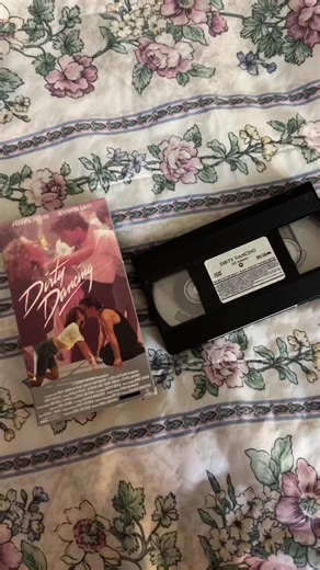 Who else loves Dirty Dancing?🙋🏻‍♀️🩷🛼🪩🎶📺It really is such a classic film! 🍿📼#1980s #vhs #trending #foryoupage #dirtydancing