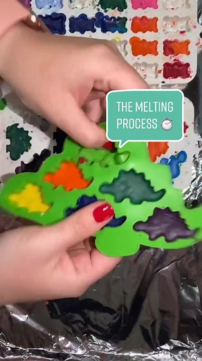 Saturday morning melting session 🤗 #etsy #etsyshop #crayons #upcycled #upcycled #smallbusiness #shopsmall #artsandcrafts #dinosaur #gummybear