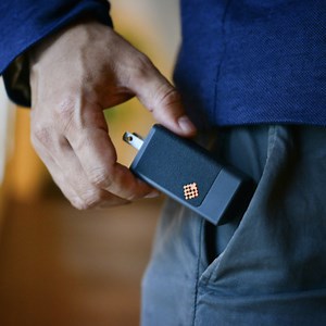 SlimQ｜持ち運びに便利な超小型65/45W GaNアダプター「スリムQ」