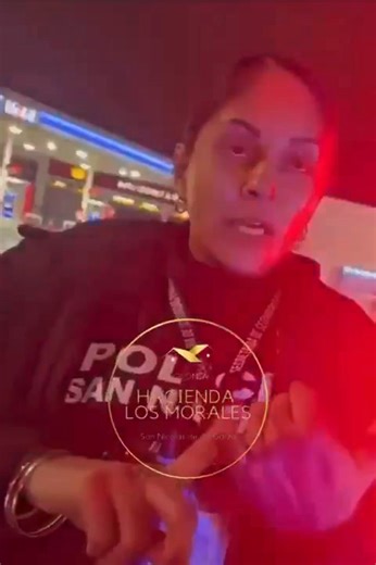 #VIRAL ✅ Una cosa es hacer su trabajo y otra aguantar gente necia y hablamos de esos padres irresponsables que encima de que les hacen su trabajo de “Padres” por sus hijos menores conduciendo en estado de ebriedad. Mis respetos por la paciencia de la elemento Karla Chaires, de la policía de Gobierno de San Nicolás de los Garza 👏🏻 Quien se hizo viral luego de que en función de su labor resguarda a menores por estar alcoholizados y el padre de uno de ellos la graba de forma prepotente tratando d