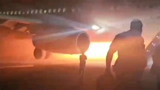 一架俄罗斯SSJ-100客机在安塔利亚（土耳其）机场着陆后立即起火，客机燃油泄漏后，燃油在跑道混凝土上起火