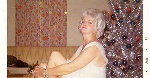 43 Vintage Snapshots of Middle-Aged Women Posing Next to Their Christmas Trees From the 1950s and â60s