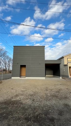 ウッディークラフト｜道東のデザイン住宅 on Instagram: "土地が限られていても、ここまでできる。 限られた敷地の中で、 インナーガレージとインナーテラス、 そして光の演出まで丁寧に設計した二階建て。 リビング越しに広がるインナーテラス。 昼は自然光、夜は照明で表情が変わる空間は、 “ただ広い”では終わらない心地よさがあります。 間取りも、デザインも、暮らし方も。 細部までこだわった住まいを、ROOM TOURで。 ▶︎この家の写真や、他の施工事例は プロフィールからご覧いただけます。 ーーー #ルームツアー #注文住宅 #二階建て #インナーテラス #インナーガレージ #LDKデザイン #照明デザイン #家づくりアイデア #おしゃれな家 #ホテルライク #北海道 #工務店 #ウッディークラフト"