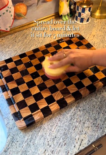 So many people ask me how I clean & sanitize my wood cutting boards 👀💁🏽‍♀️
