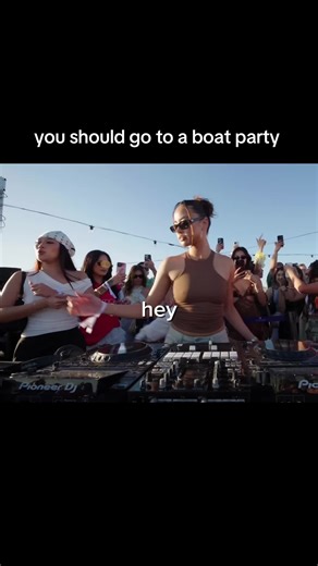 so buy a yacht and throw that party 🙂‍↔️ #boathouse #housemusic #melodichouse #moonlght