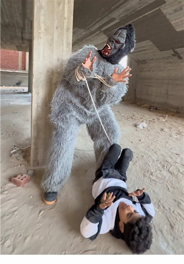 ‏الولد المسكين🥹👶والغوريلا الجائعه🦍والعجوز الشرير👴🏻😈