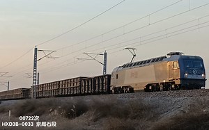 相对少见一点的焦炭专用C70C敞车大列（混有C64K、C70和C70E）驶入津霸线永清站，本务京局石段HXD3B-0033，车次有点奇怪，可能是回送或者机器误报