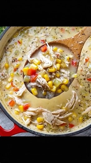 Weight Watchers Chicken Corn Chowder soup. My Chicken Corn Chowder is absolutely BURSTING with flavor and texture. It’s perfectly creamy without being too heavy–perfect for using up that summer corn! Plus, you can make enough for the whole family in less than an hour. | W-W Recipes For Beginners