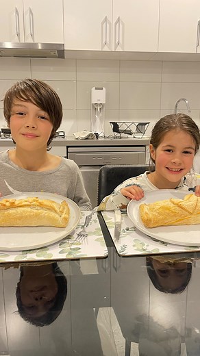 SAVE my easy Chicken Pastries! Well, my mum’s recipe! She made these for me when I was little and now my kids love them too. 😋 INGREDIENTS -roast chicken breast -half head steamed broccoli -200g of pan fried bacon -150g of tasty cheese -small tub of cream -small can of corn -6 sheets of puff pastry METHOD -preheat oven to 180 -steam small florets of broccoli -pan fry diced bacon -shred the chicken breast into a bowl -add the cooled broccoli and bacon -add corn, cheese and cream and stir -lay ou