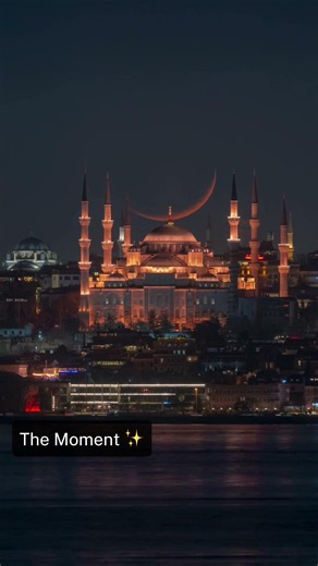 Moonset over The Blue Mosque (Sultan Ahmed Mosque), in Instanbul