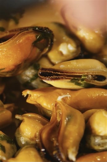 Muscheln mit Knoblauch, Weißwein und Petersilie zubereiten