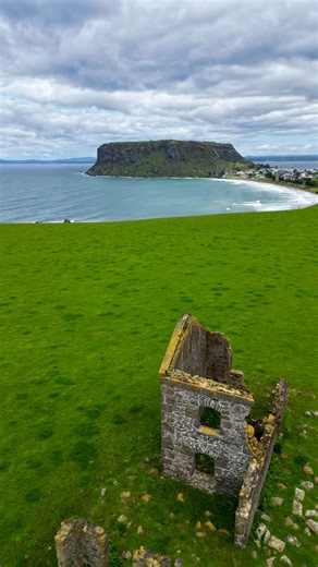 PLACES YOU DON’T WANT TO MISS IN TASMANIA. PART 3 🌄✨ The Nut, Stanley The Nut is one of those places that completely steals your breath the moment you see it and trust me, you can’t miss it! A massive ancient volcanic plug rising straight out of the cutest seaside town. It’s giving dramatic beauty! You’ve got two options to reach the top: ✨ take the chairlift for an easy ride up, or ✨ tackle the steep zig-zag walking track (because who doesn’t love a challenge 😅). We walked up the 140m high zi