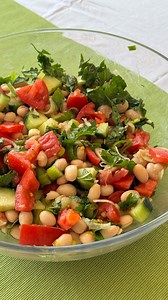 Salade haricots blancs 🍅🌿🍋 🥒 - 1 boîte haricots blanc - 2 tomates 🍅 - 1/2 concombre 🥒 - menthe / persil - le jus d’1 citron 🍋 - de l’oignon nouveau - 2 cuillères à soupe d’huile d’olive - 2 cuillères à café de vinaigre balsamiques - 1 cuillère à café de miel 🍯 #saladeharicots #ideerecette #saladefraîche #ideesalade #saladeoriginale #haricotblanc #recetteharicotblanc [ recette avec des haricots blancs , idée recette , manger équilibré , manger des légumes , idée recette accompagnement ] |