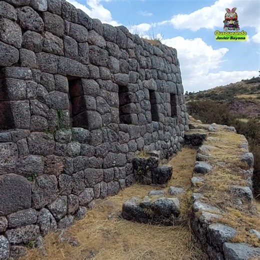 🌞 El culto solar según Cristóbal de Molina Cristóbal de Molina, conocido como “el cura del Hospital del Cusco”, fue uno de los pocos cronistas que presenció directamente los últimos ecos de los rituales incaicos. En su obra, describe que el Sol (Inti) era considerado la principal deidad del imperio, padre y protector del linaje real inca. El Inca —hijo directo del Sol— tenía la misión de mantener el orden cósmico a través de ofrendas, ceremonias y rituales destinados a alimentar al Sol con ener