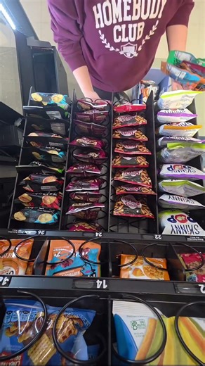 I accidently left my phone on top of the machine when I was closing it, it turned into a cool clip!😎