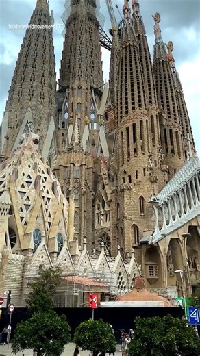 Architecture Discuss on Instagram: "Did you know that La Sagrada Familia, one of Barcelona's most iconic landmarks, has been under construction since 1882, with Antoni Gaudí taking over its design in 1883? Originally planned as a Neo-Gothic church, Gaudí transformed it into a unique blend of Gothic and Art Nouveau styles, drawing inspiration from nature. He envisioned the basilica as "growing" organically from the ground, incorporating parabolic curves and hyperboloid shapes reminiscent of natur