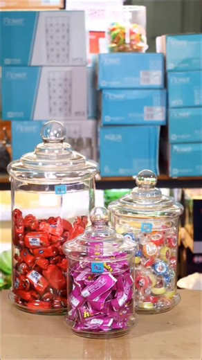 ‎بانکه/چوب‌پنبه/بلور/بطری/شیشه/گلدان/کندی‎ on Instagram‎: "اگر روی میزت فضای کمی داری برای گذاشتن تنقلات یا اصلا میزت کوچیکه و نمیتونی هر شکلات خوری و کندی روش بزاری ، این مدل کندی عالیه برای شما هم سایز مناسبی داره برای تنقلات و هم فضای کمی میگیره جنسش بلوره و ساخت کشور خودمون 🍬🍂🌲🎅🤶🍫 کندی باکس استوانه سایز یک ق‌ی‌م‌ت : 240/000 سایزدو ق‌ی‌م‌ت : 230/000 سایزسه ق‌ی‌م‌ت : 220/000 🚚🚕ارسال از تهران به سراسر کشور جهت ثبت سفارش از طریق سایت یا دایرکت اقدام کنید 0939_3405806 داخل هشتگ مخصوص فروش