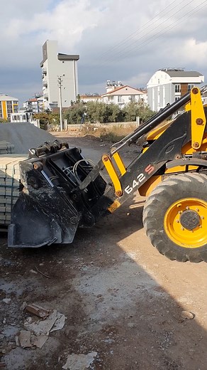 164K views · 838 reactions | MST BEKO LODER SAHADA ŞOVDA!  Usta operatör tırdan malzeme indiriyor, paletleri çatalla milimetrik hassasiyetle taşıyor!  Gerçek ustalık detayda gizli — izlerken gözünü ayıramayacaksın! ‍♂️ #MST #BekoLoder #Forklift #İşMakinesi #Operator #TırBoşaltma #Paletİndirme #Hafriyat #KeremUsta #ConstructionLife #HeavyEquipment | İş Makineleri KEREM USTA | Facebook