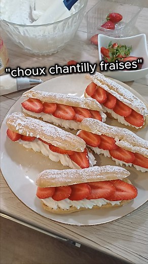 🍓 Choux Chantilly aux Fraises ( mon astuce chantilly facile) recette complète et rapide!! #recettesimple #patisseriemaison #pateachoux #chantilly #fraises #chouxchantilly Pâte à choux: 12cl d'eau 40g beurre 1 pincée de sel 75g de farine choux de 12x1.5 cm Cuisson: 170° 35min (chaleur fixe sans jamais ouvrir le four!) Chantilly: 25cl de crème 30% (bien froide) 60g de mascarpone 40g de sucre Recette Choux Chantilly à la fraise, Recette de Choux garnis de chantilly et de fraises, Choux chantilly à