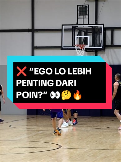❌ “Jangan maksa drive… shooter lo udah nunggu sendirian di 3 point!” 😤🔥 Sering kejadian… lo maksa masuk ke paint, padahal shooter lo lagi open lebar di luar. 😫 Masalahnya: ❌ Terlalu fokus ke ring ❌ Gak baca posisi temen ❌ Ego pengen finish sendiri Solusinya: ✔️ Angkat kepala sebelum drive ✔️ Baca defense (kalo collapse = PASS) ✔️ Biasain extra pass cepet ke shooter Benefitnya: 🔥 Peluang poin lebih tinggi (open 3) 🔥 Defense lawan pecah 🔥 Tim lo jadi lebih susah dihentikan Ingat… Basket itu 