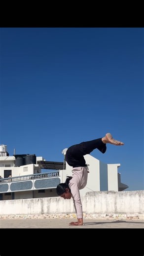 Manya Sharma on Instagram: "🔥🤸💪 . . . #calisthenics #handstand #handstandtraining #handstandpractice #calisthenicsmovement #bodyweighttraining #bodyweightstrength #handbalancer #balancepractice #balancecontrol #streetworkout #movementculture #movementtraining #presshandstand #corecontrol #coretraining #fitnessreels #reelsfitness #workoutreels #fitlife #fitinspiration #trainingmotivation #inversiontraining #upsidedownlife #gravitydefying #calisthenicslife #calisthenicsworkout #handstandjourney