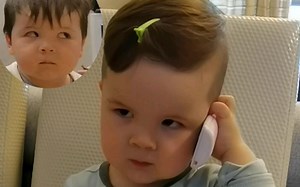 电视遥控假装是电话发挥得淋漓尽致，混血小杰斯表情太到位[捂脸]