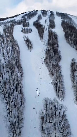 The East Side Steeps are Bromley’s expert playground. With legitimate steep terrain, top to bottom glade and bump runs, and boundary to boundary skiing, the East Side Steeps are the place to find heart pounding adventure! #eastsidesteeps #bromleymountain #mysunmountain #skivermont | Bromley Mountain