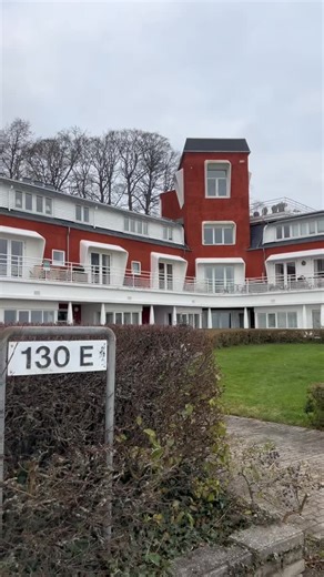 Til salg ~ Fantastisk lejlighed i Kystens Perle🌊🔭🩵 Med Øresunds uendelige blå som nærmeste nabo og skovens grønne ro som bagtæppe folder denne gennemførte lejlighed sig ud som et sjældent fund på kyststrækningen i Snekkersten. Her leves livet i takt med bølgernes rytme, hvor morgenlyset spejler sig i havoverfladen, og aftensolen farver horisonten gylden. Fra både stue, køkken og den store altan udfolder udsigten sig i et panorama, der konstant minder dig om beliggenhedens særlige privilegium: