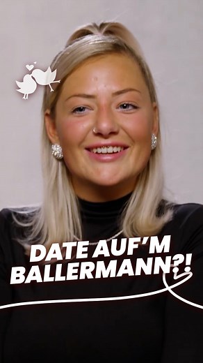 Die beiden haben ein Date auf Mallorca?!💃🏻 Natze und Julian haben eine riesige Gemeinsamkeit: Ihre Passion für den Ballermann! Ob Natze sich noch Flugtickets kaufen wird, damit sie und Julian gemeinsam feiern, könnt ihr in der Folge vom 26.03.2025 auf RTL nachschauen. 👩🏽‍🍳❤️🍽️ FIRST DATES - EIN TISCH FÜR ZWEI montags bis freitags 18 Uhr bei VOX und auf RTL #firstdatesrestaurant #firstdatesvox #firstdates #verlieben #vox #blinddate #rolandtrettl #gastgeber | First Dates - Ein Tisch für zwei