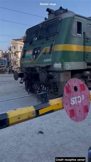 Chalti train mein train ke driver so Jaaye to kya hoga😱#train #shorts #facts