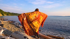 The new #Chihuly Blanket No. 21 celebrates the vibrant patterns & colors expressed in the artist's work. In collaboration with Pendleton Woolen Mills, each blanket is numbered and part of an edition of 384. Learn more: bit.ly/2XIc1S4. © Chihuly Studio | Chihuly Studio