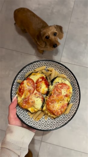 Aubergines farcies façon pizza 🍆✨ • Couper les aubergines en deux et quadriller la chair. • Ajouter ail, huile d’olive, thym, romarin, sel et poivre. • Faire rôtir au four jusqu’à ce qu’elles soient fondantes. • Faire cuire des tomates cerises avec de l’ail et un filet d’huile d’olive, puis les écraser en sauce. • Déposer la sauce sur les aubergines cuites. • Ajouter de la mozzarella et faire gratiner au four. • Servir tel quel ou avec des pâtes / du riz complet. Découvrir la Maison du Poids 🍫
