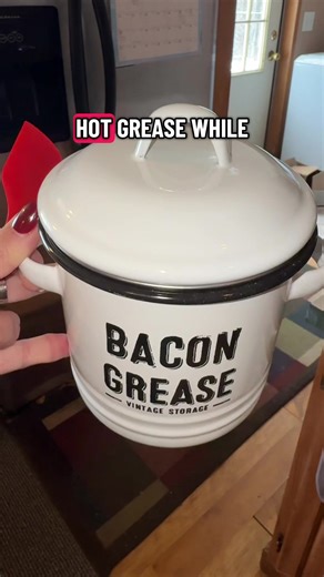 This bacon grease container makes it easy to save, strain, and reuse without the mess. Keeps your counter clean, your grease fresh, and your cooking extra flavorful. Once you use it, you’ll never pour it down the drain again 🙌 #bacongrease #bacongreasecontainer #kitchenmusthave #kitchengadgets #cookinghacks