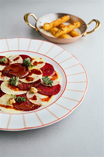 Carpaccio de betteraves et Beaufort 🧀 La douceur de la betterave, la noix et le fromage de mon terroir : gourmandise & fraîcheur, tout ce qu’on aime ! Une nouvelle entrée que vous pouvez essayer à la maison ou retrouver au 1903. —— 👨‍🍳 𝐋𝐚 𝐫𝐞𝐜𝐞𝐭𝐭𝐞 Pour 4 personnes 𝐏𝐮𝐫𝐞́𝐞 𝐝𝐞 𝐧𝐨𝐢𝐱 50g de Noix�60g d’Eau�15g de Fromage blanc PM Tabasco�PM Sel - Mixer l’ensemble des ingrédients à puissance maximum pendant 2-3 minutes pour jusqu’à l’obtention d’un mélange lisse 𝗕𝗲𝘁𝘁𝗲𝗿𝗮𝘃𝗲