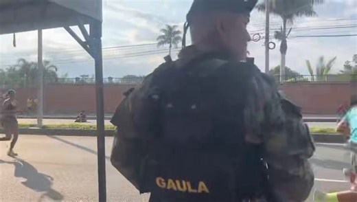 El Obús de 105 mm marcó el inicio de la Media Maratón Quindío. Los soldados de la #OctavaBrigada acompañaron la carrera con cantos militares, así como un pelotón motorizado y el Gaula Militar del Eje Cafetero veló por la seguridad del evento. #SiempreATuLado | Ministerio De Defensa Nacional