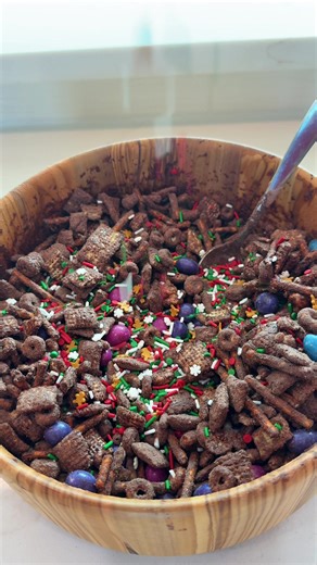 they say good things take time but I think there’s a few exceptions 😉 reindeer chow has always been one of the most nostalgic Christmas desserts for me and it is SO QUICK! Here’s the ingredients! - 4 cups chex - 2 cups pretzels - 2 cups cheerios - 1 bag chocolate chips (melted) - 3/4 cup pb (single ingredient pb) - 2 scoops @Promix Nutrition chocolate protein powder (#promix code is GRACIE) - unreal m&ms - sprinkles #christmas #easyrecipe #recipes