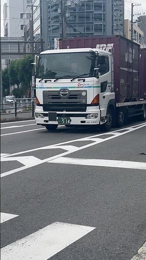 Hino Motors truck carrying JR Freight containers 🚚