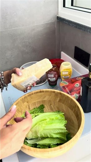 Quando lei si mette a dieta... ma l'insalata diventa un pranzo di Natale 😂