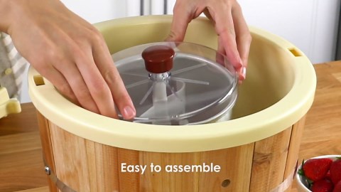 Elite Gourmet Maxi-Matic EIM-924L 4 quart Old Fashioned Electric Ice Cream Maker, Pine Bucket