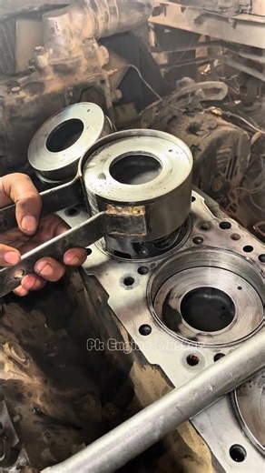 Bus Engine Piston Slide In Perfectly 😮 #shorts #mechanic #busengine #busdriver