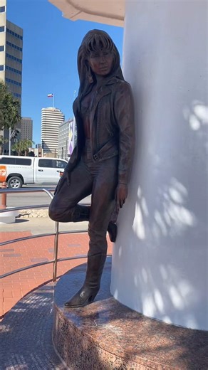 The Selena Memorial Statue aka Mirador de la Flor honoring the lovely Queen Selena 👸🏻 in Corpus Christi 🤍🤍 #fyp #Selena #selenaquintanillaperez🌹 #selenamemorial #selenatiktok