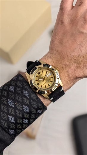 ‎ساعات اصلية‎ on Instagram‎: "seiko 5 sports automatic • Movement: automatic 7s36 • diameter 43 mm • état excellent • bracelet cuir • Garantie 1 mois • livraison gratuit 58 wilaya 🚚 للطلب او الاستفسار تواصل معنا عبر الخاص 📩"‎