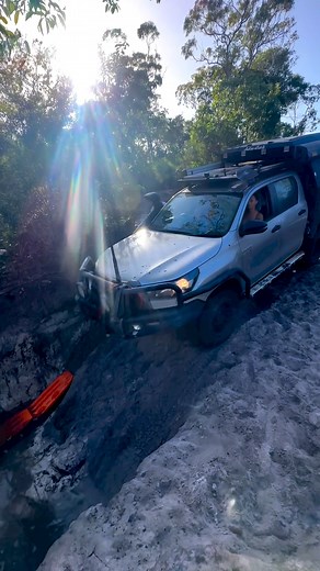 @homeiswheretheluxis using a couple of MAXTRAX MKIIs to secure their footing while dropping into Nolans Brook on the Old Tele Track! 💪 #maxtrax #maxtraxarmy #4x4 #4WD #offroading #overlanding | MAXTRAX